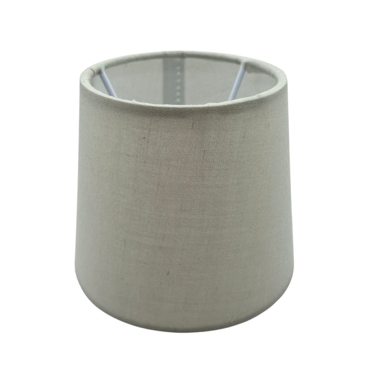 Deze lichtgrijze lampenkap brengt een serene sfeer in je interieur. Perfect voor een minimalistische, moderne uitstraling.