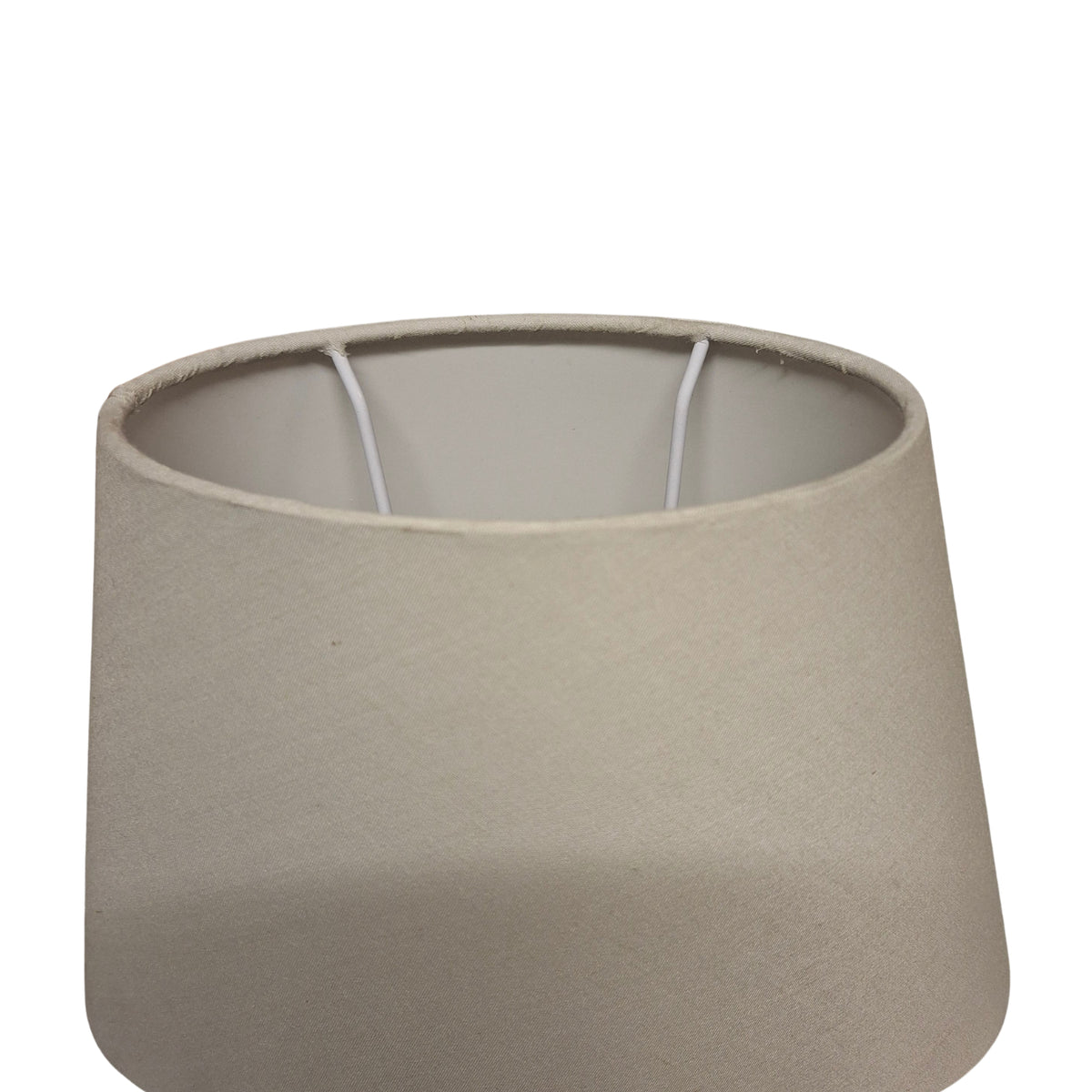 Lichtgrijze lampenkap uit de Lampenschirme serie voegt verfijning toe aan elke ruimte. Perfect voor een rustige sfeer.