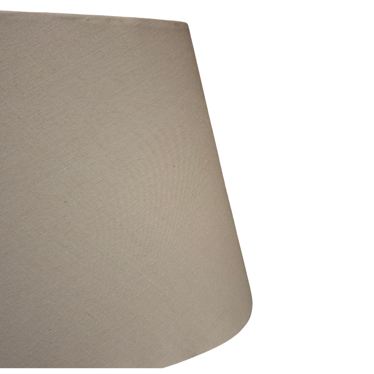 Lichtgrijze lampenkap van chintz voor een warme, uitnodigende sfeer.