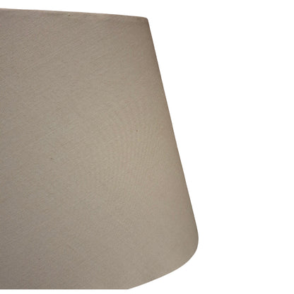 Lichtgrijze lampenkap van chintz voor een warme, uitnodigende sfeer.