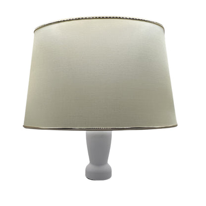 Moderne lampenkap in crème met gouden accenten.