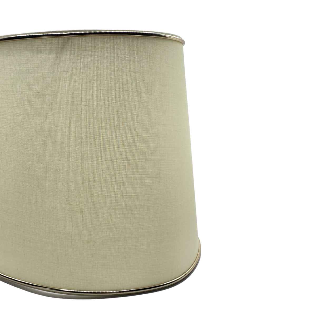 Deze crèmekleurige lampenkap met gouden accenten biedt een moderne uitstraling.