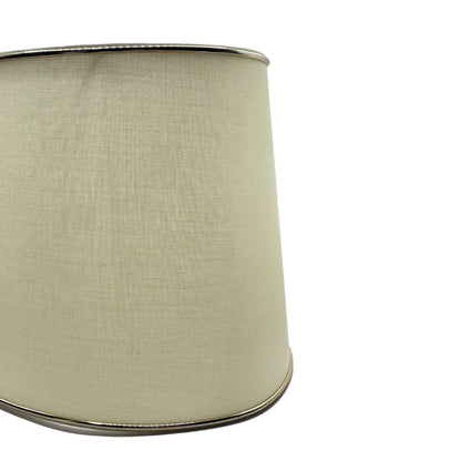 Deze crèmekleurige lampenkap met gouden accenten biedt een moderne uitstraling.