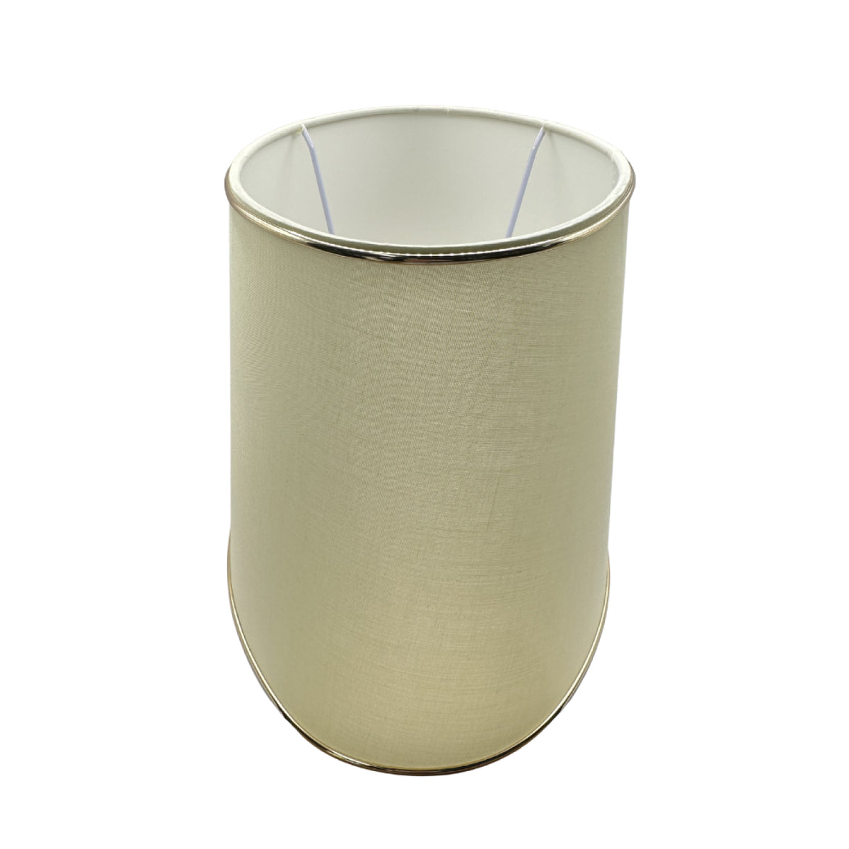 Deze ovale lampenkap in crème met gouden accent is een moderne eyecatcher. Perfect voor sfeervolle verlichting in huis.