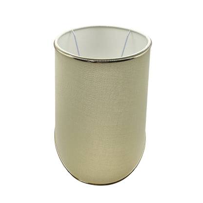 Deze ovale lampenkap in crème met gouden accent is een moderne eyecatcher. Perfect voor sfeervolle verlichting in huis.