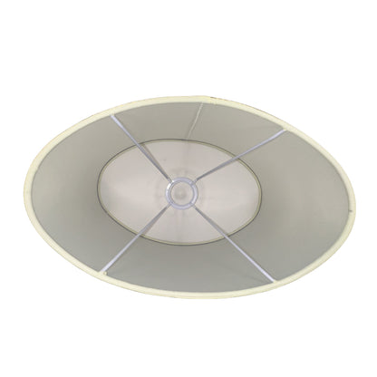 Bovenaanzicht van de moderne ovale lampenkap in crèmekleur met gouden accenten. Een verfijnde aanvulling voor elke ruimte.