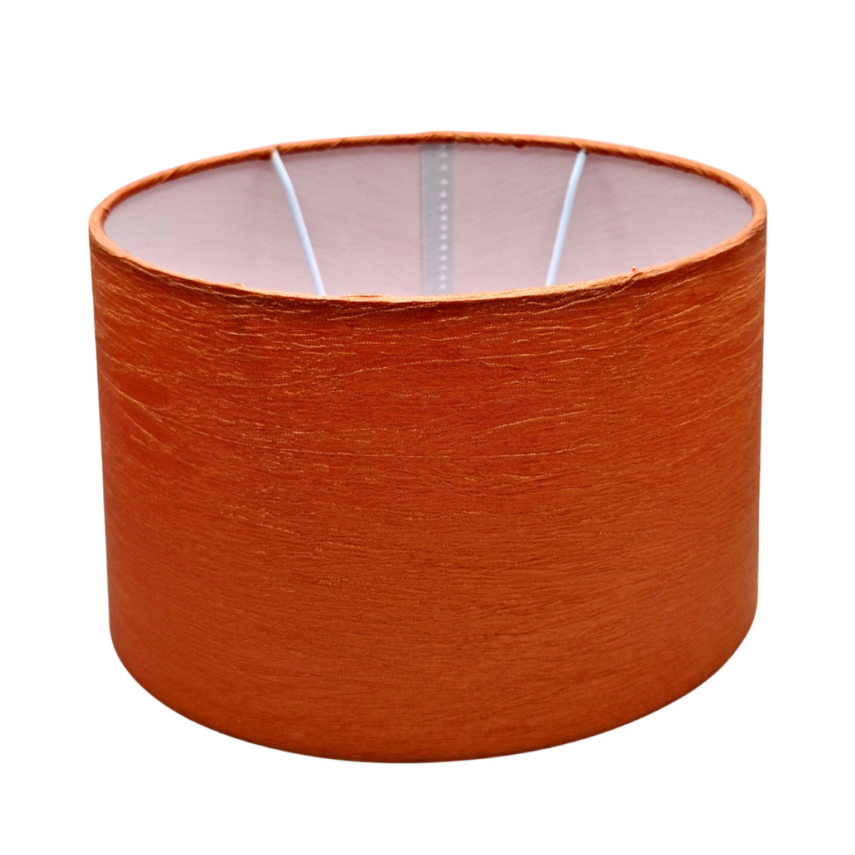 Deze moderne lampenkap in rood geeft je interieur een speelse uitstraling. Perfect voor een trendy sfeer in elke ruimte.