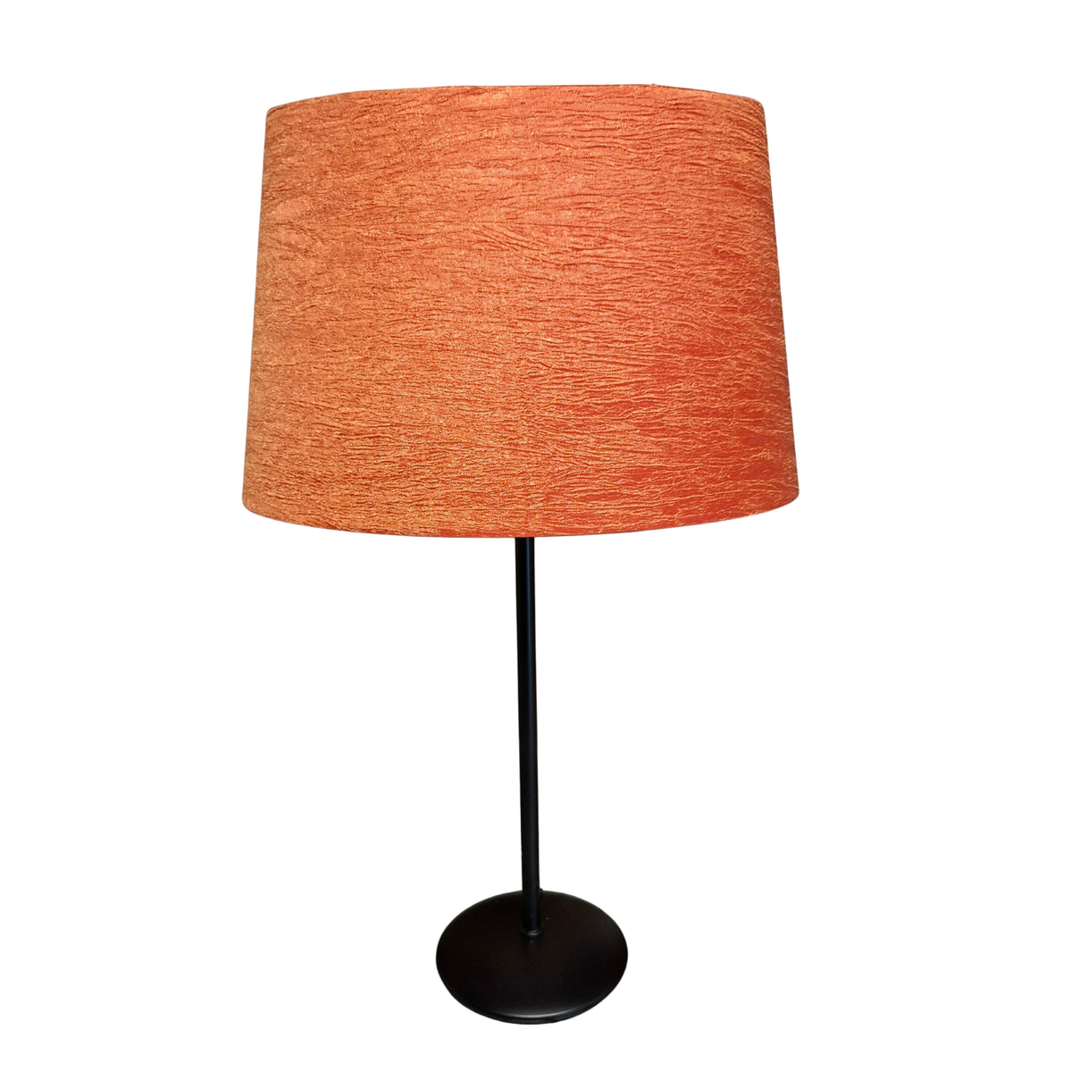 Diepe rode lampenkap van stof voor een moderne uitstraling. Perfect voor het creëren van een warme sfeer in jouw interieur.