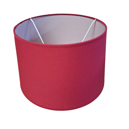 Deze moderne, rode lampenkap van katoen voegt een sprankje kleur toe aan elke ruimte. Perfect voor een minimalistische stijl.