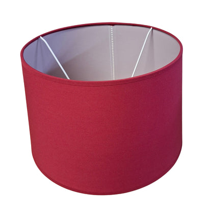 De vurige rode lampenkap brengt een moderne flair in elke ruimte. Perfect voor een minimalistisch interieur.