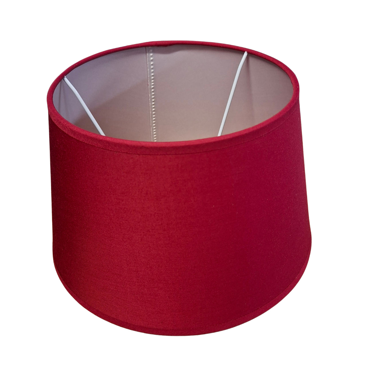 Rode lampenkap van katoen brengt warmte en stijl in je interieur. Perfect voor een moderne en elegante uitstraling.