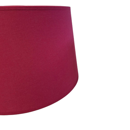 Vibrerende rode lampenkap van katoen met een minimalistisch design. Perfecte aanvulling voor een modern interieur.