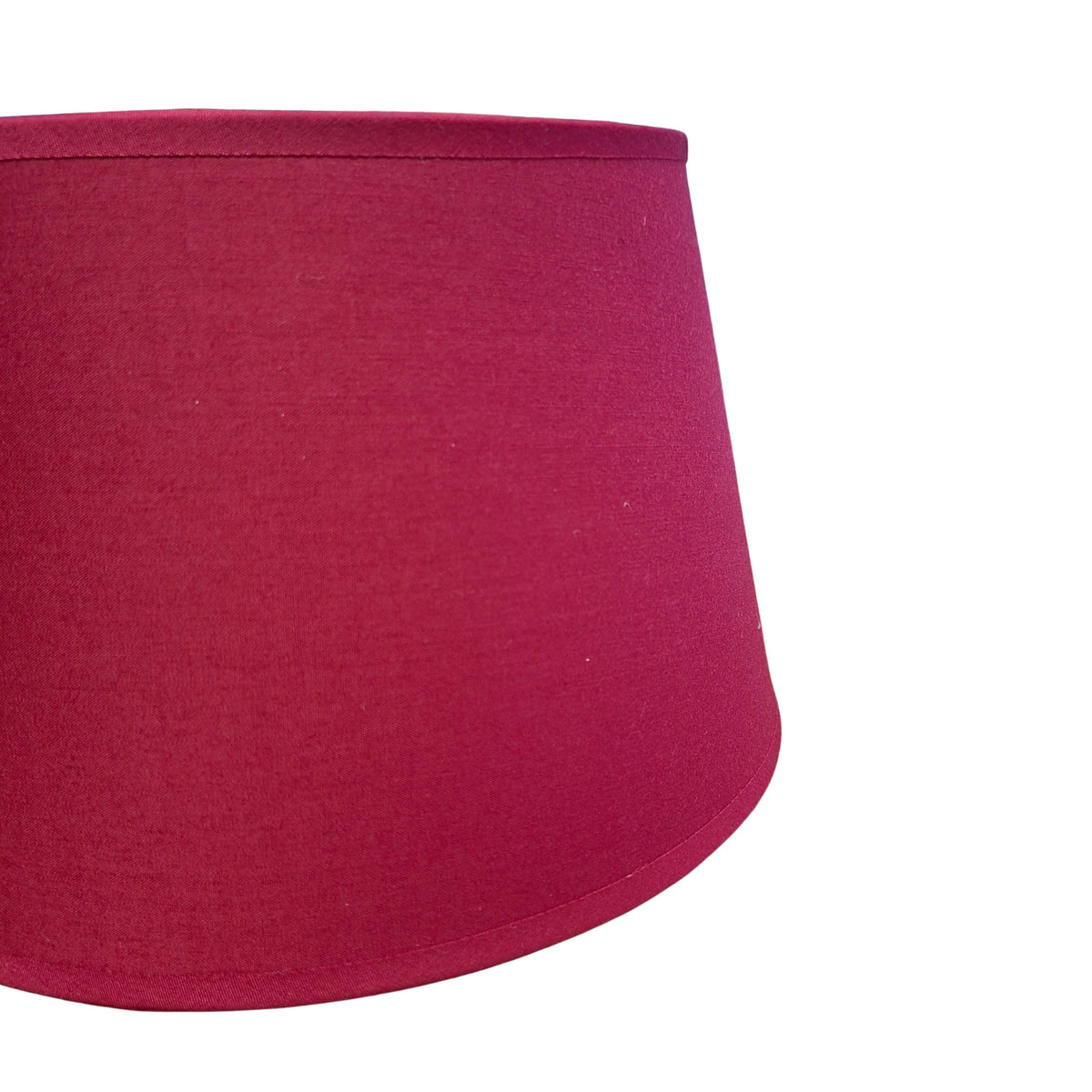 Een moderne lampenkap in diep rood katoen voegt een vleugje elegantie toe aan je interieur.