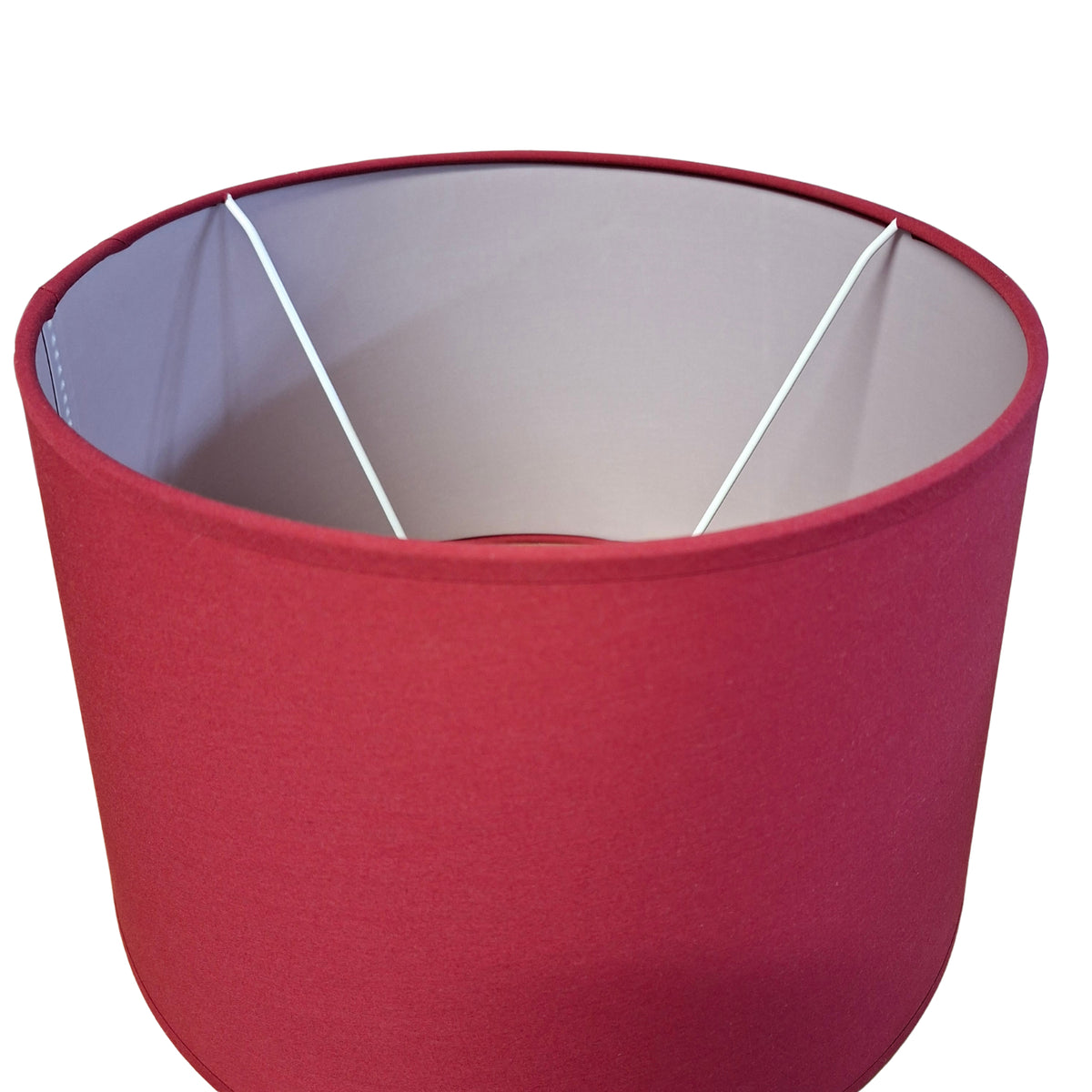 Deze moderne, rode lampenkap van katoen voegt een vleugje kleur toe aan je interieur.