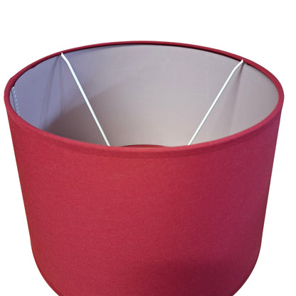 Deze moderne, rode lampenkap van katoen voegt een vleugje kleur toe aan je interieur.