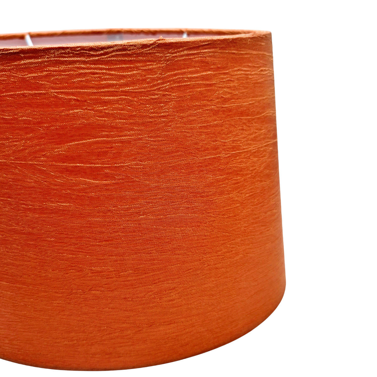 Deze moderne lampenkap in opvallend rood brengt kleur en stijl in elke ruimte. Perfect voor een trendy interieur.
