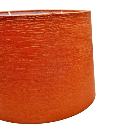 Deze moderne lampenkap in opvallend rood brengt kleur en stijl in elke ruimte. Perfect voor een trendy interieur.