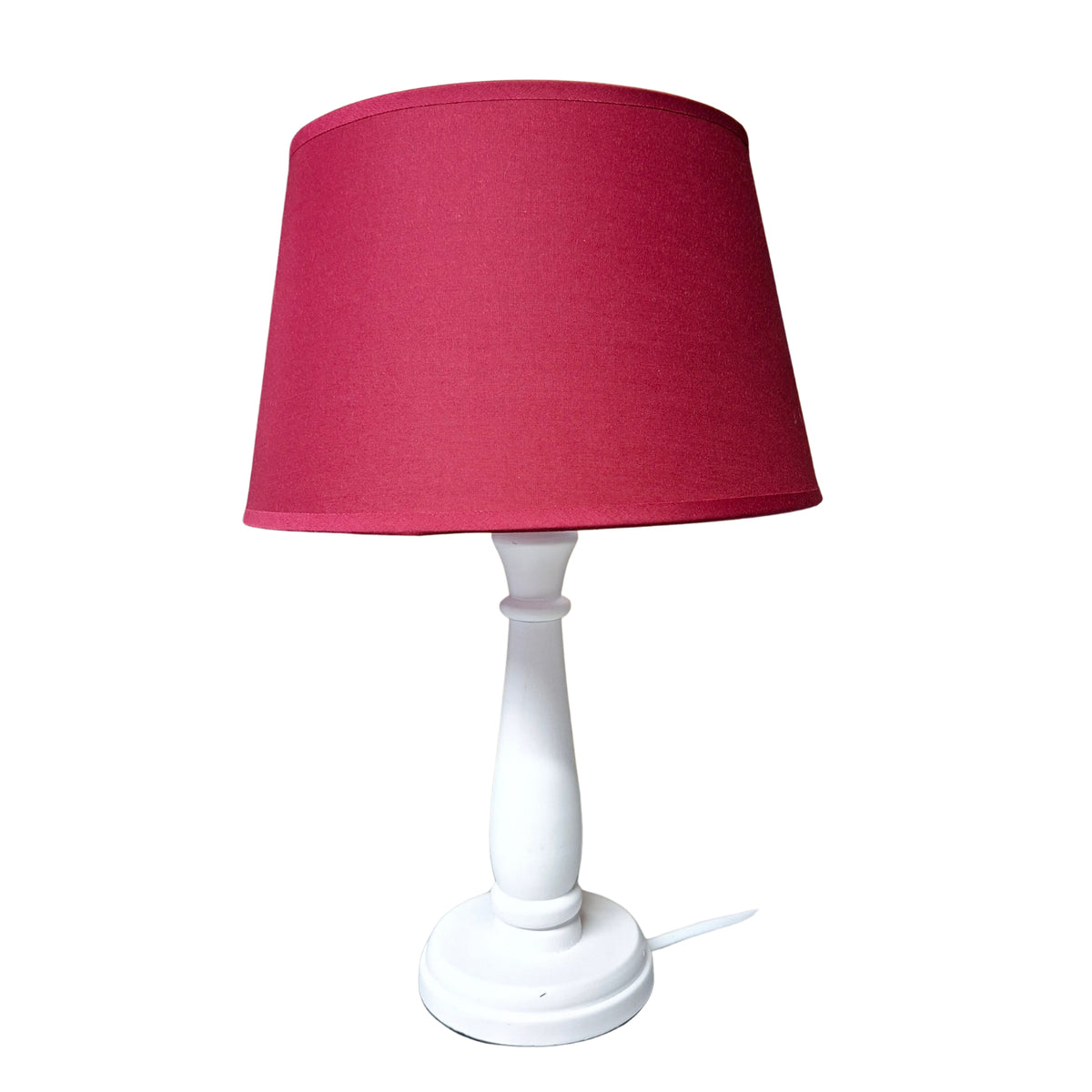 Een moderne lampenkap in een warme rode kleur. Perfect voor het toevoegen van een vleugje elegantie aan je interieur.