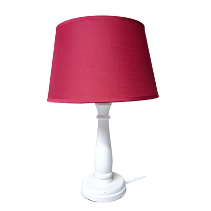 Een moderne lampenkap in een warme rode kleur. Perfect voor het toevoegen van een vleugje elegantie aan je interieur.