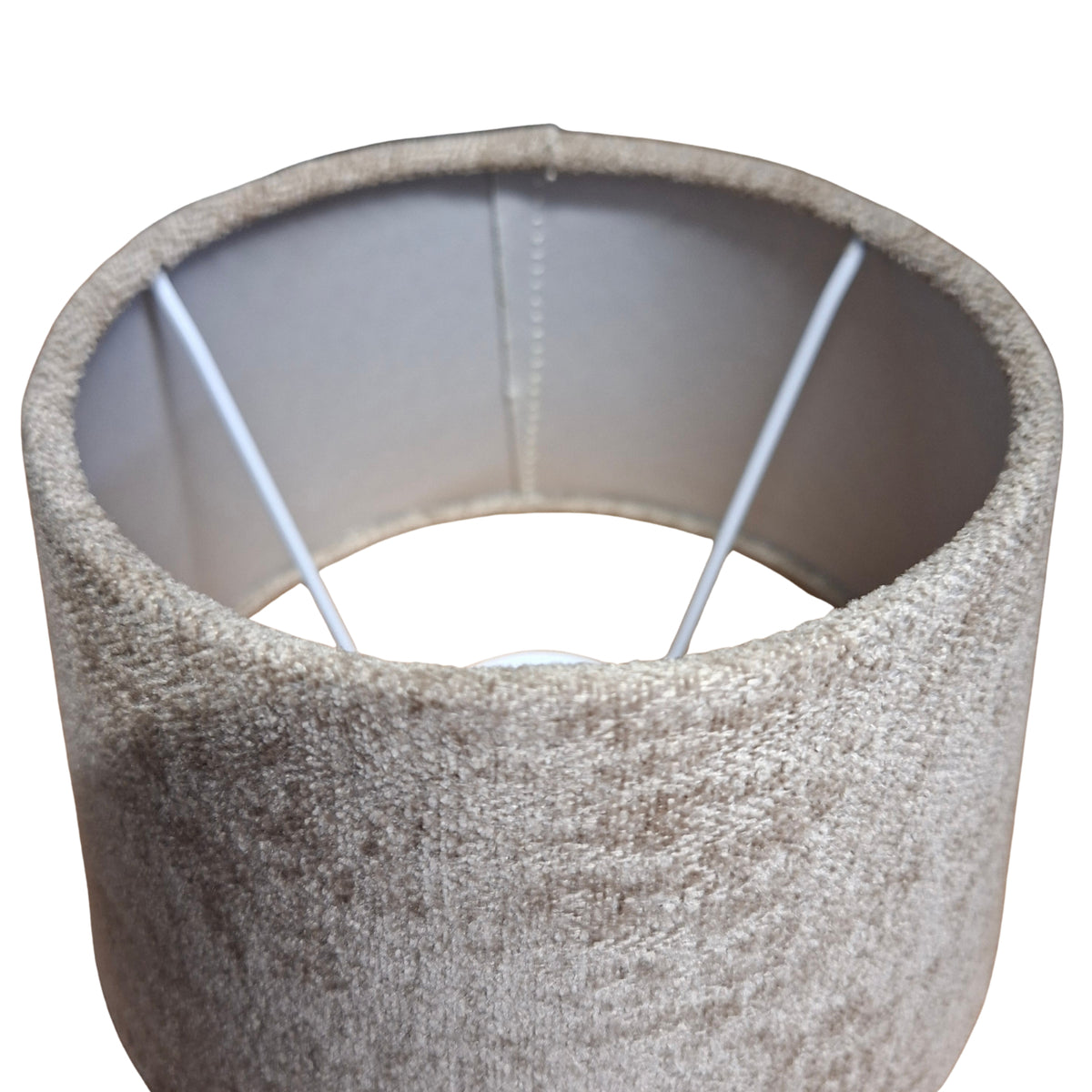 Deze taupe lampenkap geeft een warme gloed aan je interieur. Perfect voor een moderne, minimalistische inrichting.