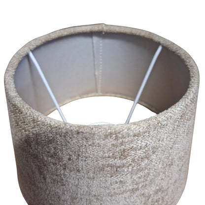Deze taupe lampenkap geeft een warme gloed aan je interieur. Perfect voor een moderne, minimalistische inrichting.