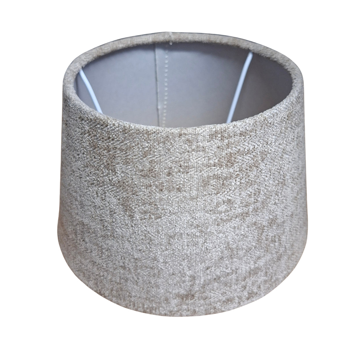 Minimalistische lampenkap in taupe voor een moderne uitstraling. Perfect voor het creëren van een warme, sfeervolle ambiance.