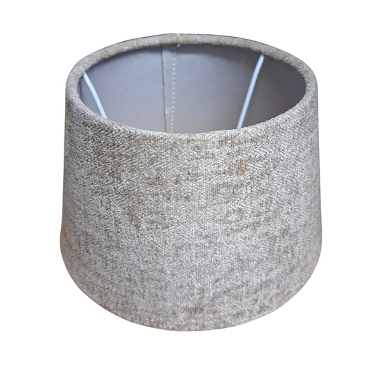 Minimalistische lampenkap in taupe voor een moderne uitstraling. Perfect voor het creëren van een warme, sfeervolle ambiance.