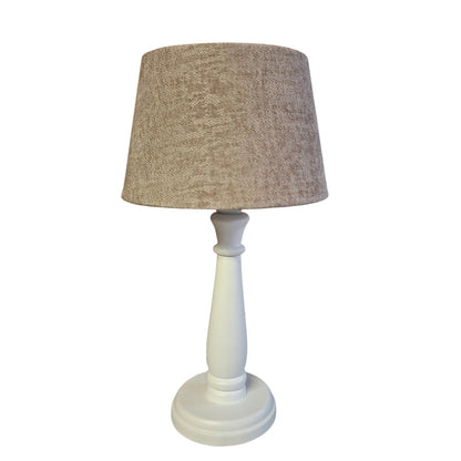 Deze taupe lampenkap geeft een warme, moderne uitstraling aan je interieur. Perfect voor een minimalistische look.