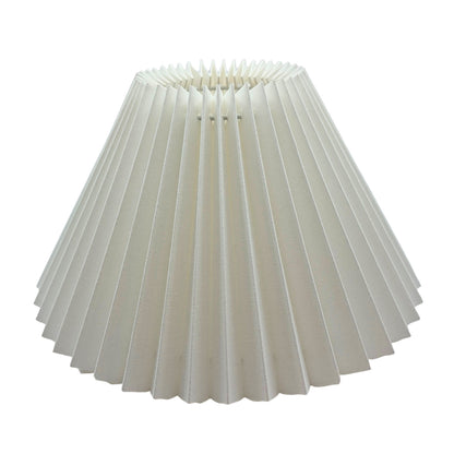 Tijdloze lampenkap in wit chintz voor een verfijnde uitstraling.
