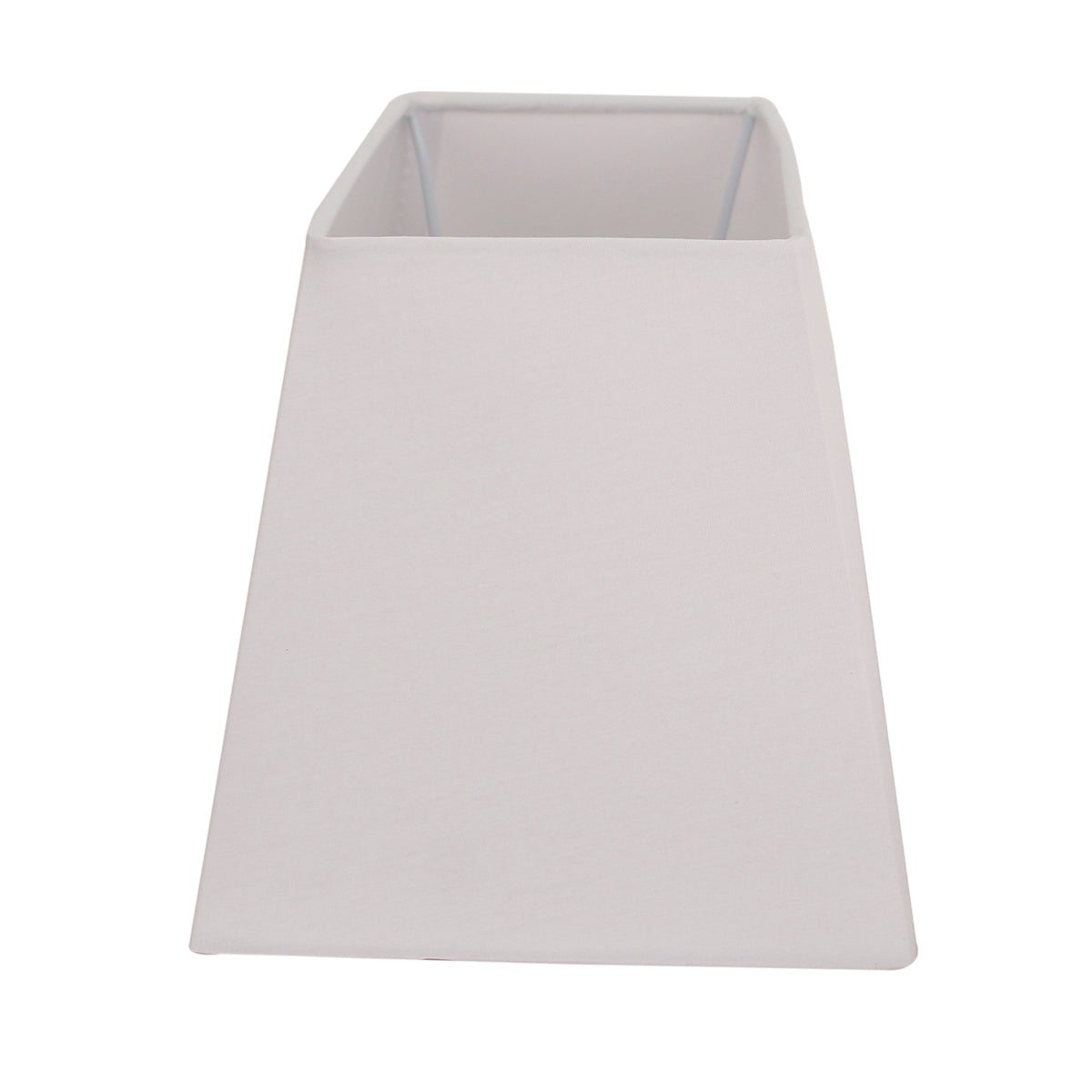 Deze witte lampenkap voegt een frisse touch toe aan elke ruimte. Ideaal voor sfeervolle en stijlvolle verlichting.