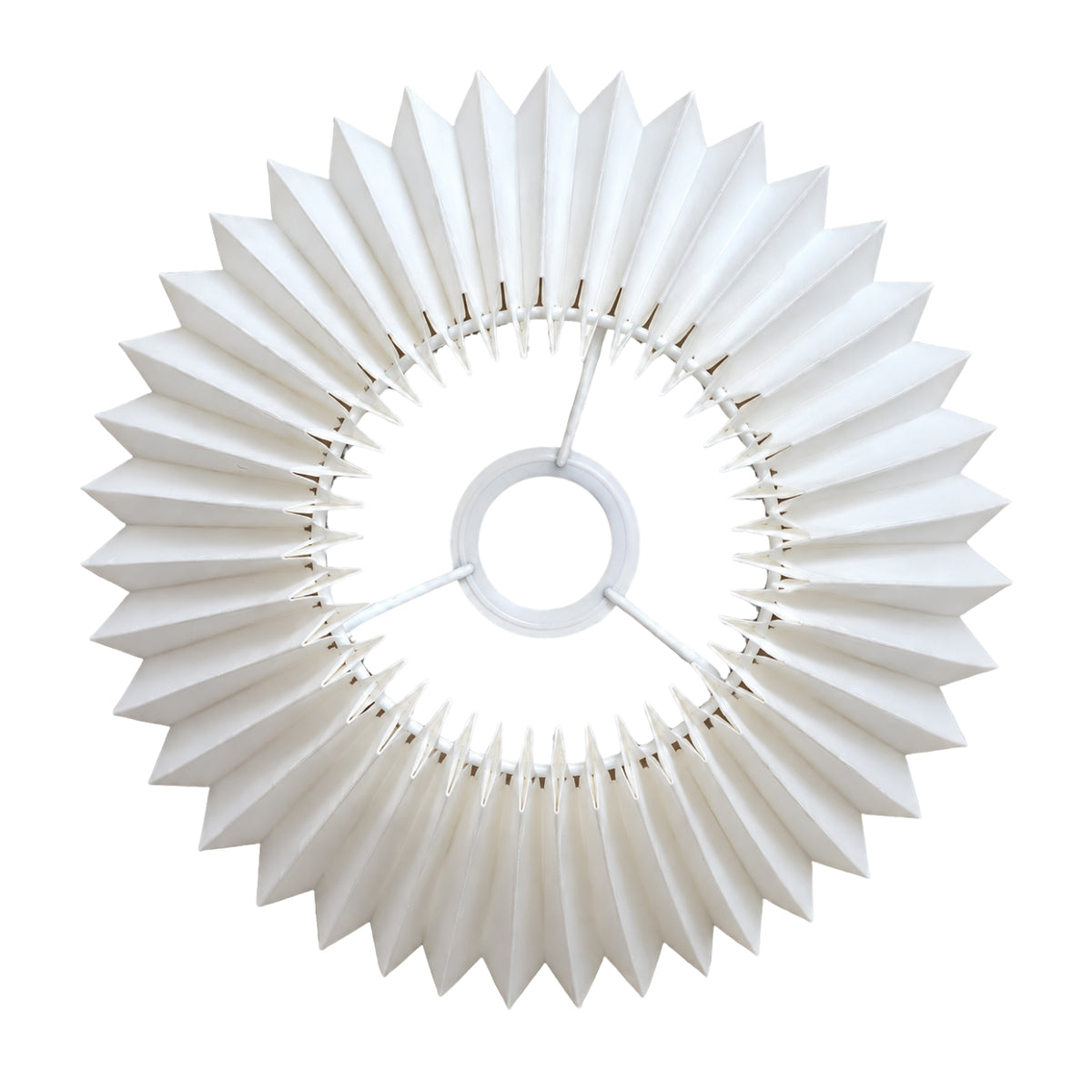 Strakke witte lampenkap van chintz voor een tijdloze uitstraling. Ideaal om jouw interieur een frisse look te geven.