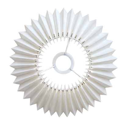 Strakke witte lampenkap van chintz voor een tijdloze uitstraling. Ideaal om jouw interieur een frisse look te geven.
