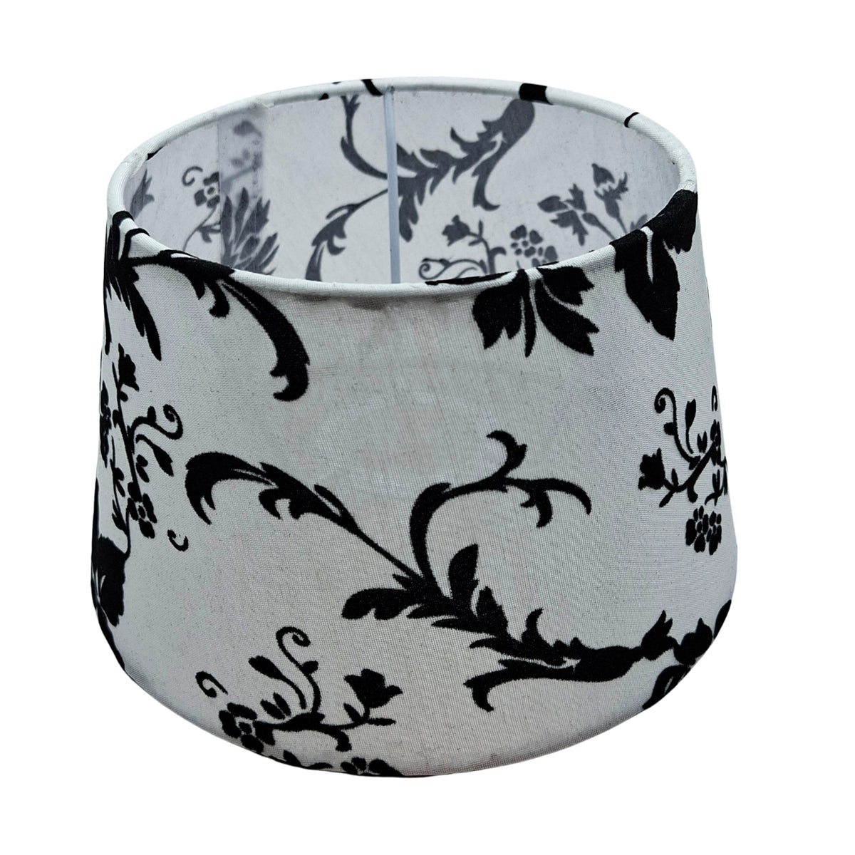 Deze elegante lampenkap in zwart/wit voegt vintage charme toe aan elke ruimte. Perfect voor sfeervolle verlichting!