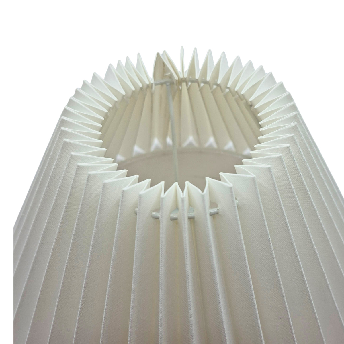 Tijdloze witte lampenkap uit de Lampenschirme-serie. Perfect voor een frisse en elegante uitstraling in uw interieur.