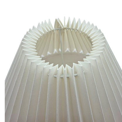 Tijdloze witte lampenkap uit de Lampenschirme-serie. Perfect voor een frisse en elegante uitstraling in uw interieur.