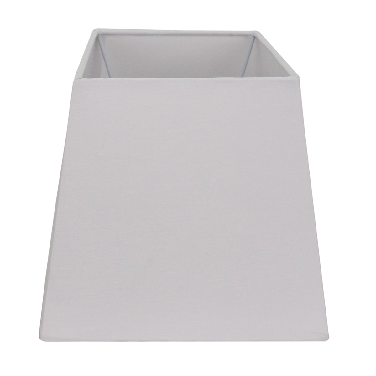 De tijdloze witte lampenkap van Various geeft elke ruimte een frisse uitstraling. Perfect voor een sfeervolle ambiance.