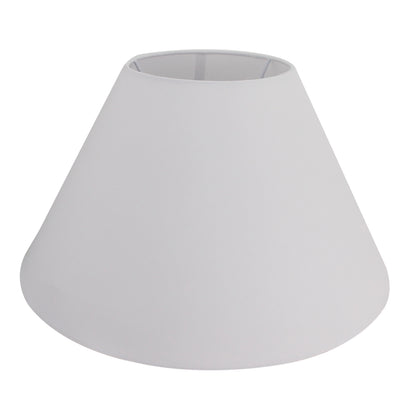 Deze elegante, witte lampenkap van chintz voegt een frisse touch toe aan je interieur. Perfect voor sfeervolle verlichting.