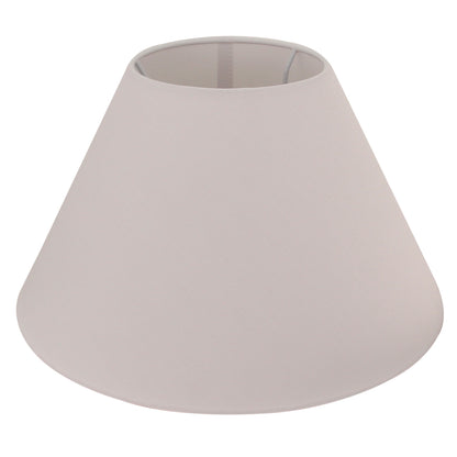 De witte lampenkap uit de Lampenschirme serie heeft een verfijnde uitstraling.