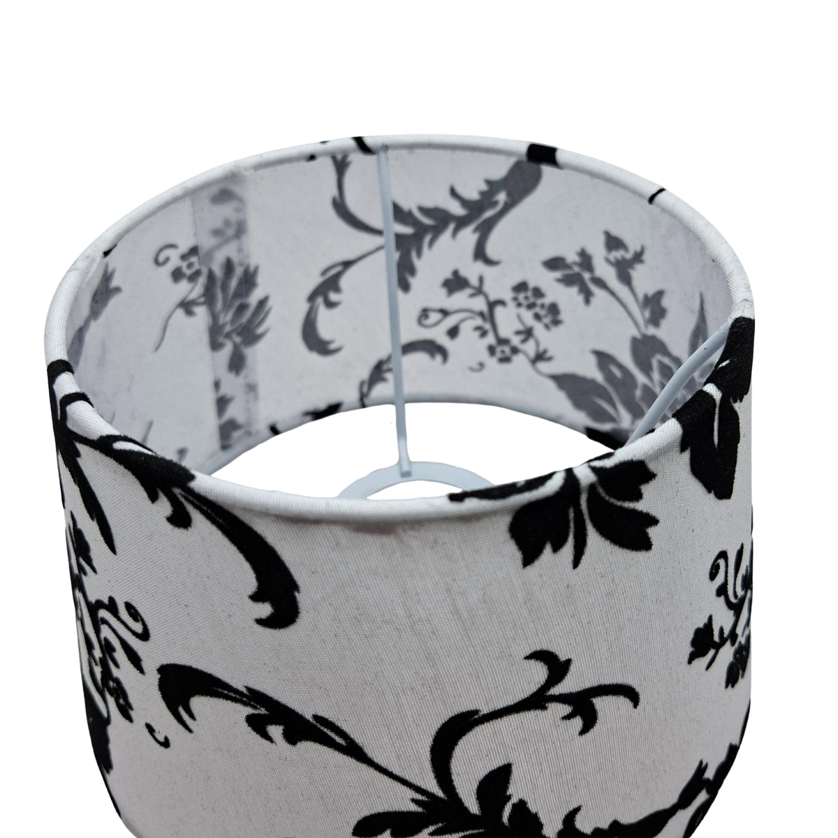Deze elegante lampenkap in zwart/wit geeft een vintage touch aan elke ruimte. Perfect voor sfeervolle verlichting!