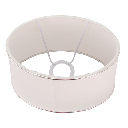 Bovenaanzicht van de elegante lampenkap in zilver en wit. Perfect voor het creëren van een sfeervolle ambiance in huis.