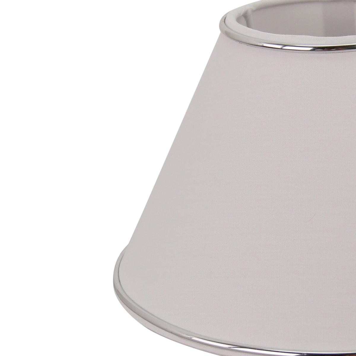 Bovenaanzicht van een moderne lampenkap in wit en zilver. Een perfecte keuze voor een eigentijds interieur.