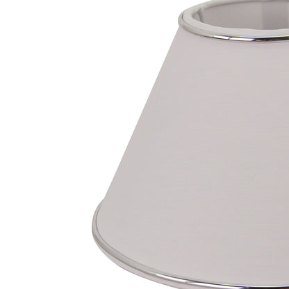 Bovenaanzicht van een moderne lampenkap in wit en zilver. Een perfecte keuze voor een eigentijds interieur.