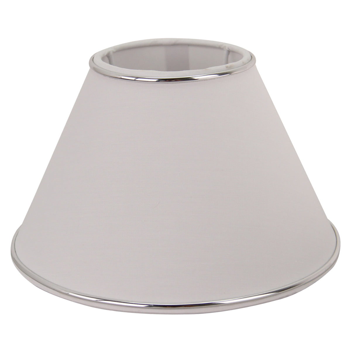 Strakke lampenkap in wit met zilveraccenten. Een moderne touch voor elke ruimte, perfect voor sfeervolle verlichting.