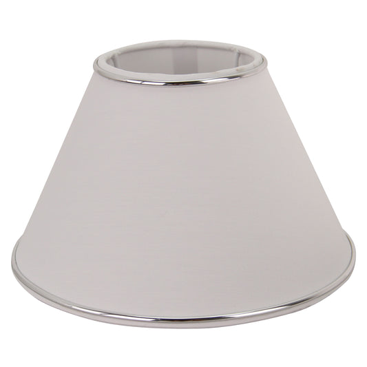 Strakke lampenkap in wit met zilveraccenten. Een moderne touch voor elke ruimte, perfect voor sfeervolle verlichting.