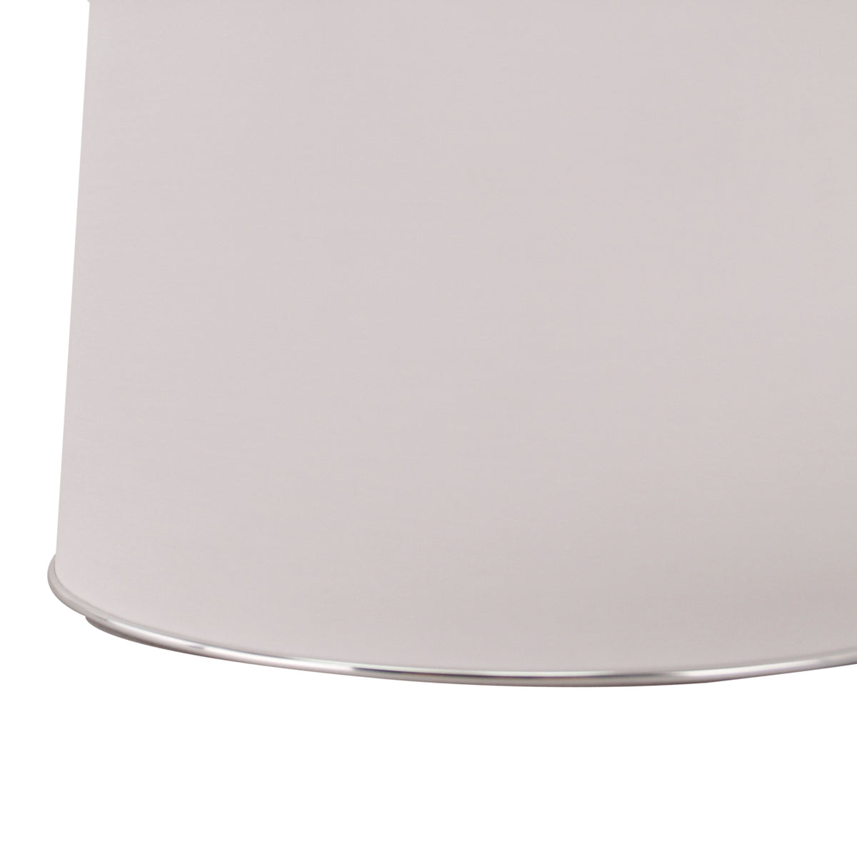 Deze elegante lampenkap in zilver en wit creëert een luxe uitstraling. Perfect voor sfeervolle verlichting in jouw interieur.