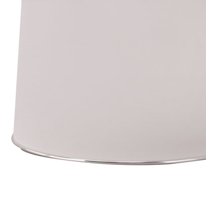 Deze elegante lampenkap in zilver en wit creëert een luxe uitstraling. Perfect voor sfeervolle verlichting in jouw interieur.