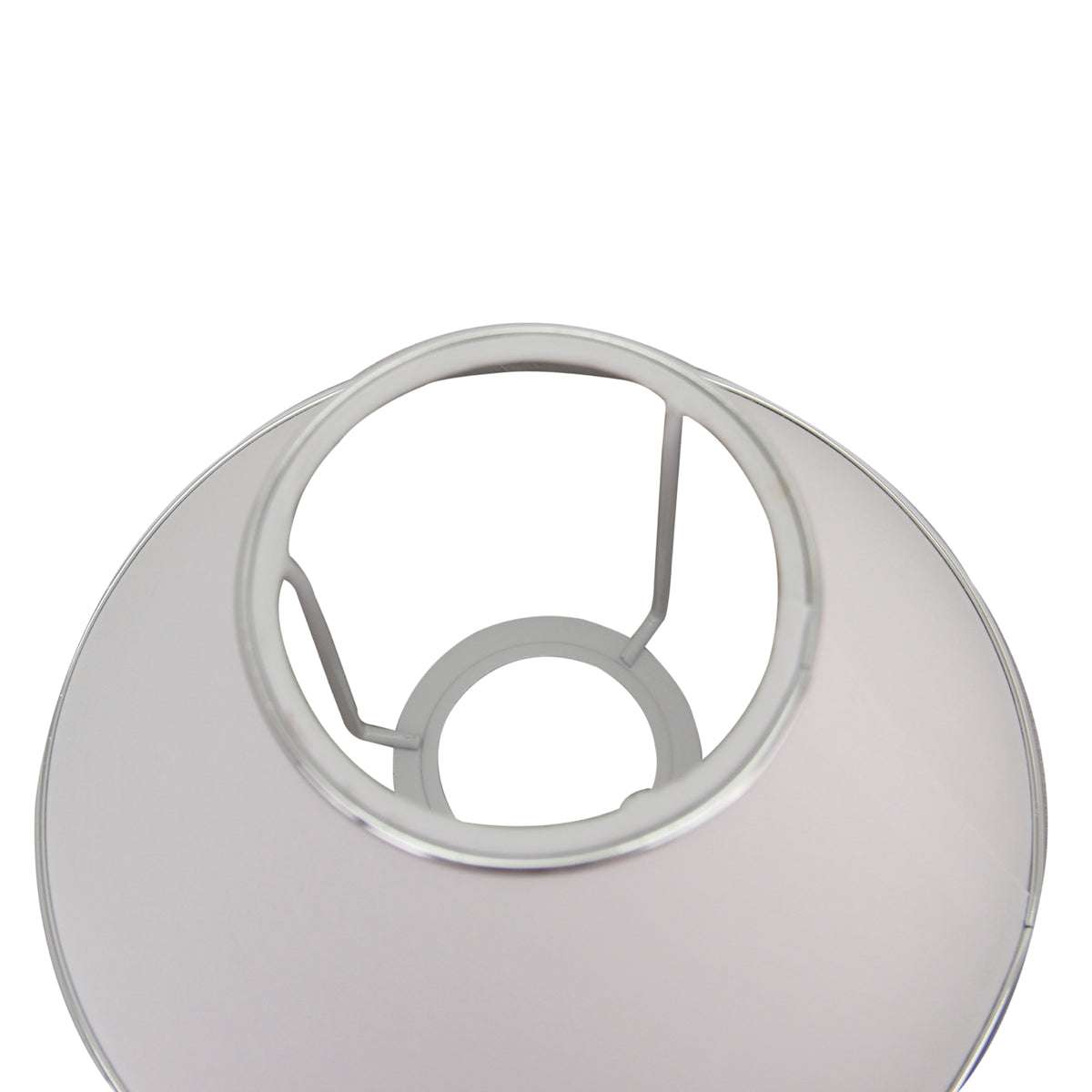 Deze moderne lampenkap in wit en zilver voegt een verfijnde touch toe aan je interieur. Perfect voor elke sfeervolle ruimte.