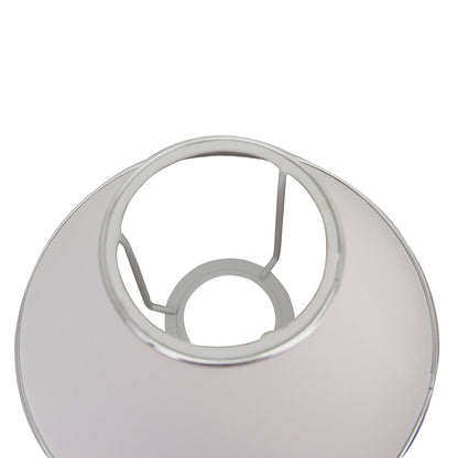Deze moderne lampenkap in wit en zilver voegt een verfijnde touch toe aan je interieur. Perfect voor elke sfeervolle ruimte.