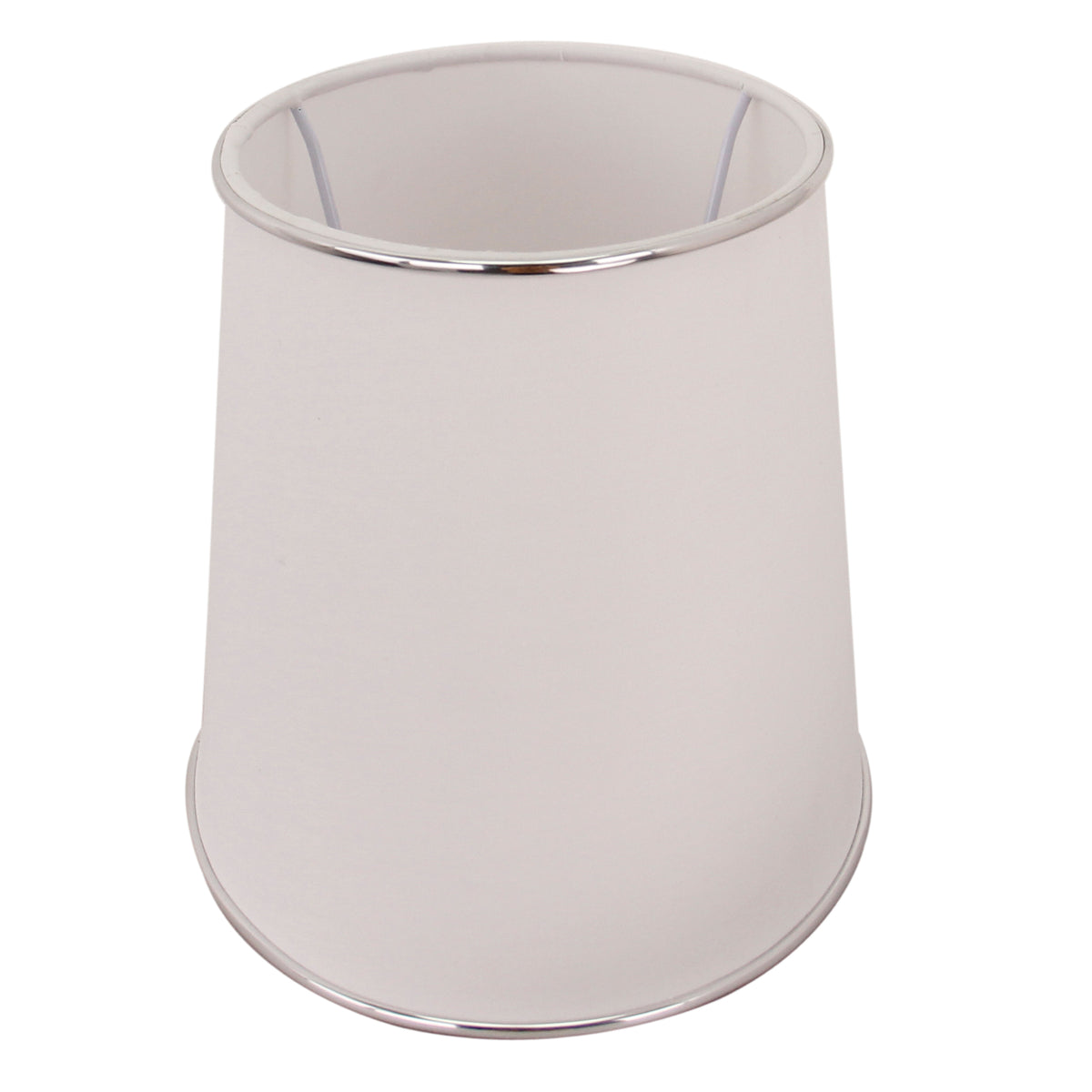 Met een verfijnde zilveren afwerking voegt deze lampenkap een luxe touch toe aan elke ruimte.