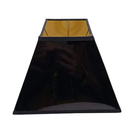 Moderne zwarte lampenkap. Een perfecte aanvulling voor een eigentijdse inrichting.